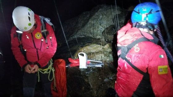 Escursionista precipita in Val Pellice, recuperato dal soccorso alpino sotto una nevicata