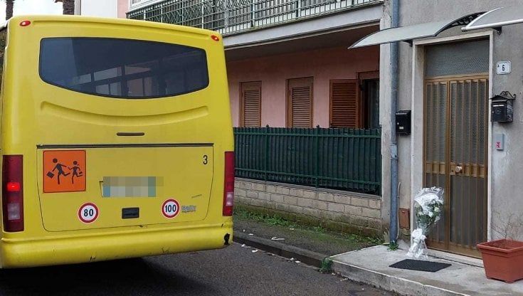 Morte di Matias a Vetralla, pulmino a lutto e fiori davanti al portone. Gli insegnanti sotto shock: "Era un bambino tenero e affettuoso"