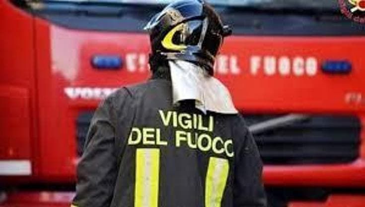 Bimba di tre mesi resta chiusa in auto: momenti di panico a Nardò. I vigili del fuoco la salvano