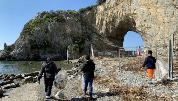 Palinuro, volontari ripuliscono le spiagge dopo la mareggiata 