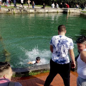 Assalto alla Reggia di Caserta, bivacchi e bagni, il direttore Felicori: "Ma chiudere sarebbe una sconfitta"