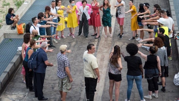  ‘Sogno di una notte ad Adriano’, così il ‘quartiere-cantiere’ diventa incantato grazie al teatro partecipato