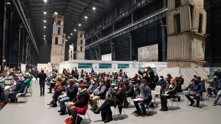 Vaccini, corsa alle fiale: Lombardia record. E mezzo Paese supera il target