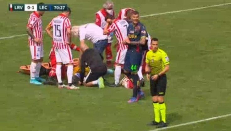 Vicenza-Lecce: bomba carta dalle tribune, in ospedale il portiere dei veneti e un raccattapalle. Partita sospesa, maxi recupero di 14 minuti