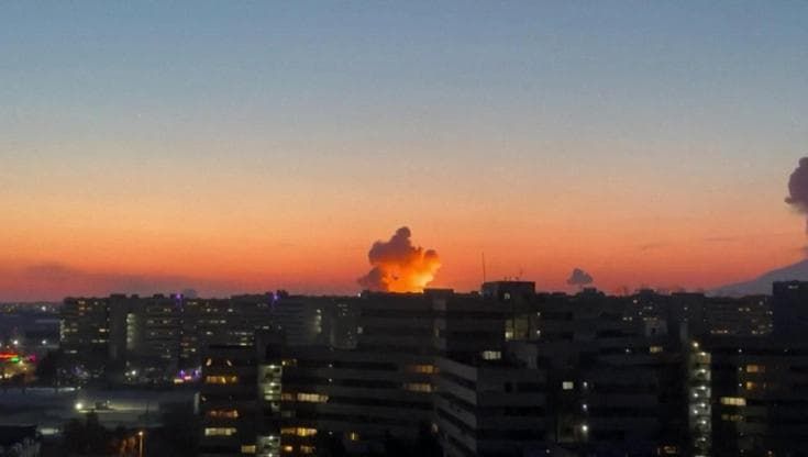 Teheran, continuano i bombardamenti: esplosioni e colonne di fumo sullo skyline al tramonto