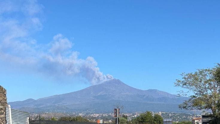Etna, chiuso un settore aereo per la cenere vulcanica: arrivi limitati a 10 ogni ora