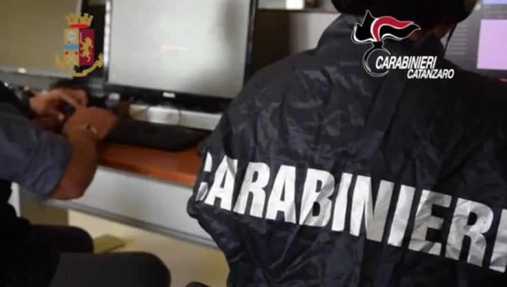 Crotone, tenta di uccidere il fidanzato della sua ex, 'reo' di non aver chiesto il permesso per la nuova relazione: arrestato 19enne