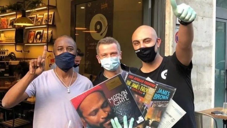 Firenze, il ristorante che accetta i vinylcoin: "Così con la mia collezione di dischi jazz pago un anno di pasti a mia nipote"