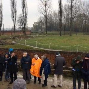 Viaggio della memoria, le lacrime di Raggi ad Auschwitz con gli studenti: "Una discesa all'inferno"