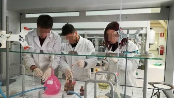 L'Amuchina non si trova, gli studenti di Castellana Grotte realizzano in laboratorio l'igienizzante per la scuola
