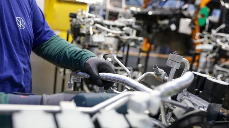 Volkswagen dimezza l’utile e taglia 50mila dipendenti