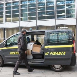 Caltanissetta, carcasse e rifiuti nell'area artigianale: sequestro a Bompensiere