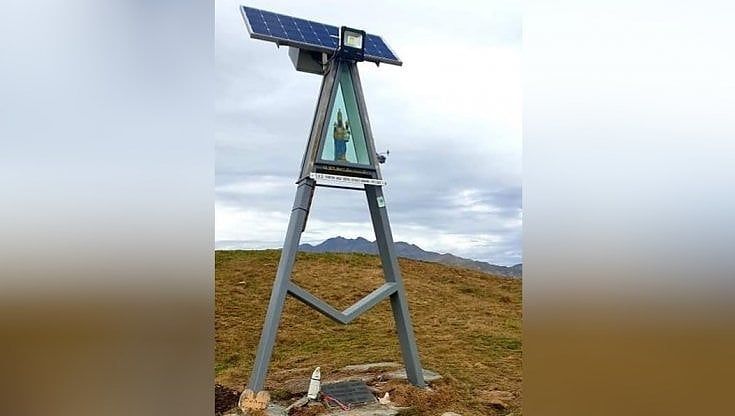 Sopra la Madonna spunta un pannello solare: scoppia la polemica nel Biellese