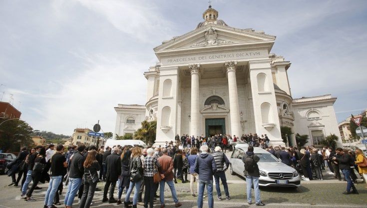 Addio a Leonardo, palloncini e rose tricolore ai funerali del 19enne morto in Corso Francia. "Come faremo senza di te?"