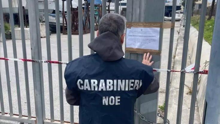 I carabinieri del Noe nel porto turistico dei vip: sequestrato cantiere navale a Marina di Stabia