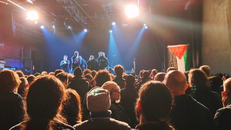Gli Earth salgono sul palco ma c’è una bandiera della Palestina: concerto cancellato al Tpo