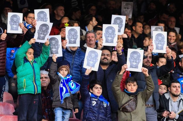 Napoli, tra maschere e striscioni: il San Paolo si stringe intorno a Koulibaly