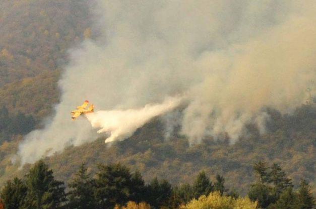 Varese, brucia il Campo dei Fiori: l'elicottero prende acqua dal lago per spegnere il rogo
