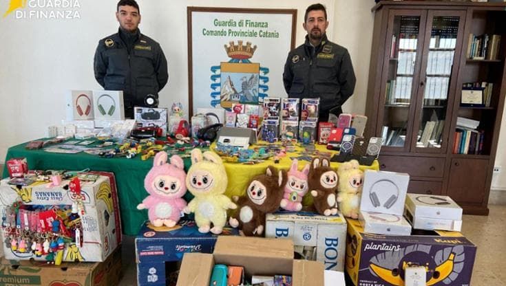 Prodotti con griffe contraffatte, maxi sequestro a Catania