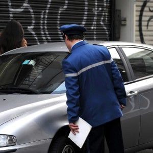 Bari, denunciata la furbetta della sosta: incollava i vecchi grattini per evitare di pagare