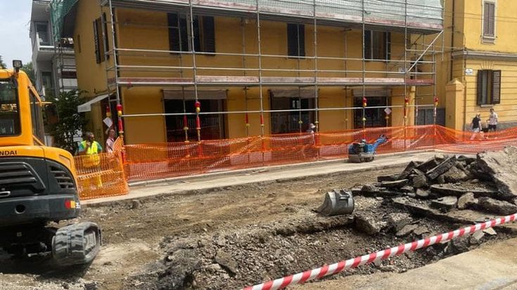 Bologna, esplode una tubatura d’acqua in via Mazzini: tratto chiuso per lavori