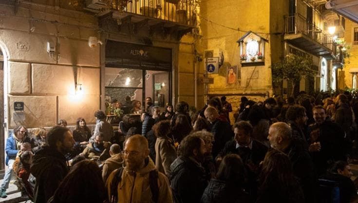 Palermo, dipendente di un locale aggredito da 7 persone e preso a calci e colpi di bottiglie