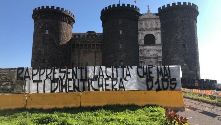 Maradona, a Napoli striscione al Maschio Angioino: "Rappresenti la città che mai ti dimenticherà D10S"