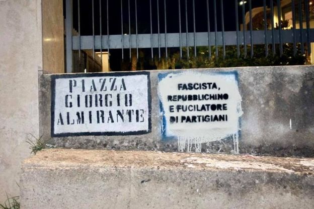 Trapani, sulla targa per Almirante la scritta "fascista": Meloni si infuria, arriva la rivendicazione 