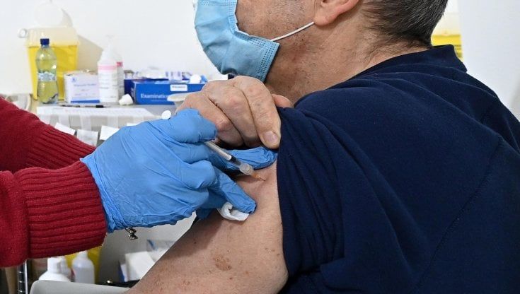 Il Tar di Bari respinge il ricorso del militare no vax: "Più vittime tra i non vaccinati"