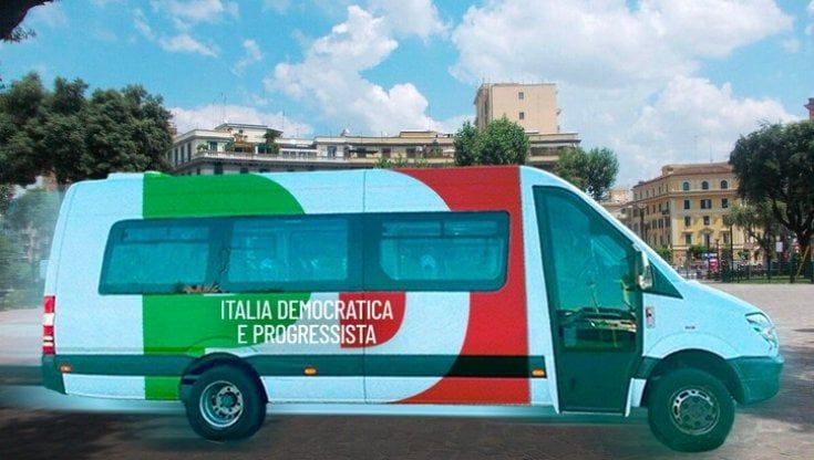Strade statali a 50 all'ora: il minibus elettrico del Pd alla ricerca delle colonnine di ricarica