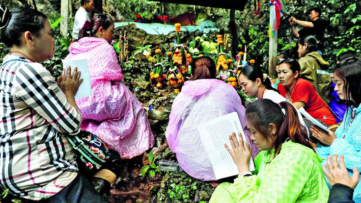 Preghiere e tecnologia nella grotta dei ragazzi prigionieri in Thailandia