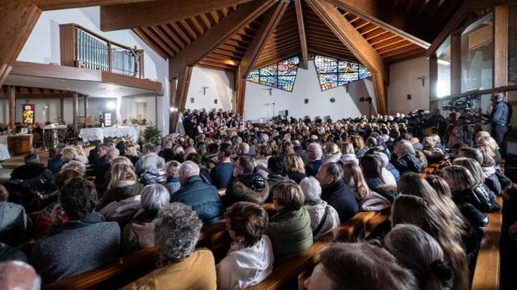 Crans-Montana, l’abbraccio alle vittime del rogo: il vescovo legge le parole del Papa per i ragazzi