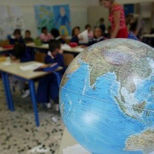 Schiaffi, sgambetti, insulti ai suoi alunni: maestro di Bologna a processo