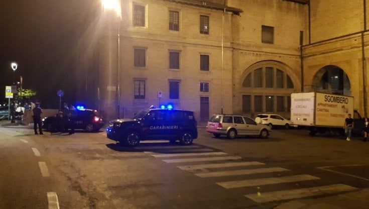 Colpito al volto con un bicchiere: tre denunce dopo un'aggressione in piazza della Pace 