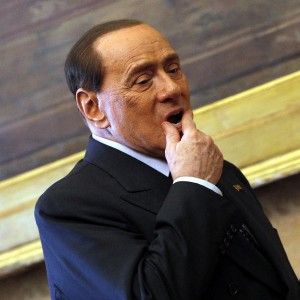 La carta di riserva di Berlusconi: "Voto nel 2015 e governissimo"