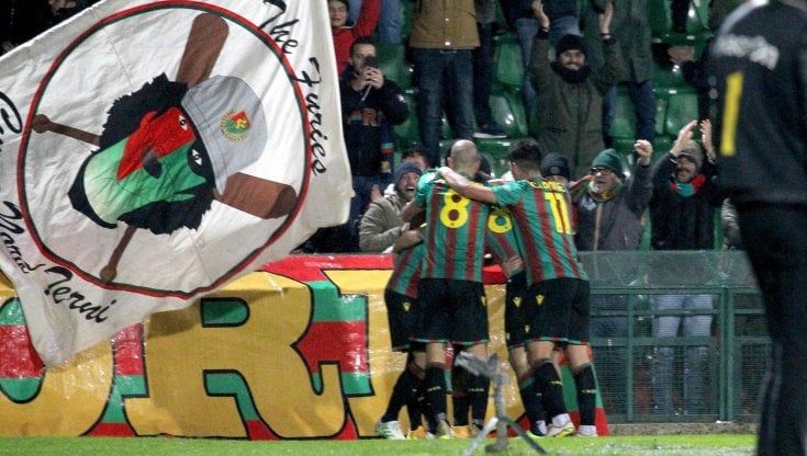 Serie B, Ternana-Crotone 1-0: decide Falletti, poi gli umbri resistono in dieci
