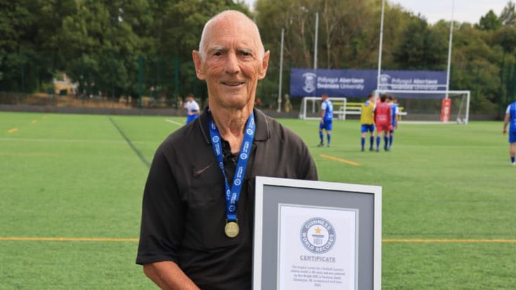 A 78 anni è l’arbitro più anziano del mondo: “E non ho intenzione di smettere”