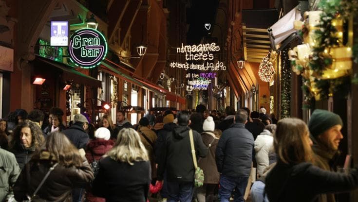 Turismo, 180mila euro per rilanciare il centro di Bologna. Ma gli hotel: “Servono più eventi”