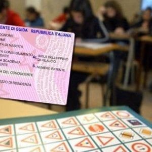 Torino, la rivolta delle scuole guida: "Tempi troppo lunghi per avere la patente"