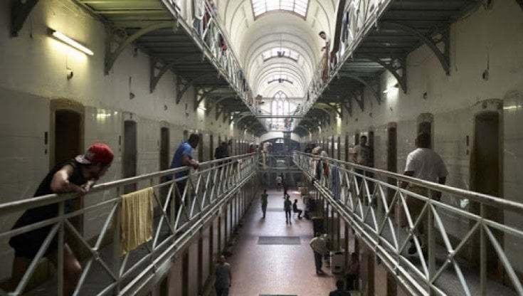 Dentista porta in carcere dieci cellulari: denunciato