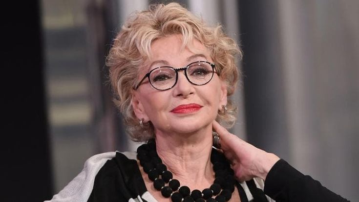 “Non è la Rai” e la maternità in diretta, la tv di Enrica Bonaccorti era il contrario dell’ipocrisia