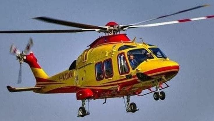 Costiera amalfitana, bimbo rischia di annegare in spiaggia. Trasportato in elicottero al Santobono