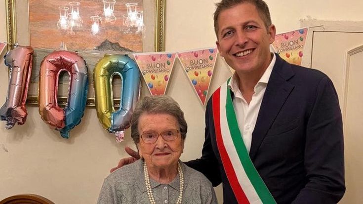 A Bari vecchia la festa per i 100 anni di Lucia Cucinelli: “Giorno speciale per tutta la città”