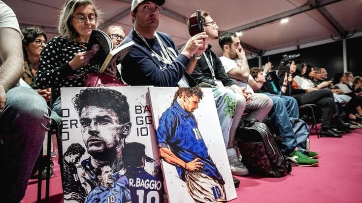Folla e cori da stadio al Salone per Roberto Baggio: “Da piccolo andavo anche a cena con il pallone”
