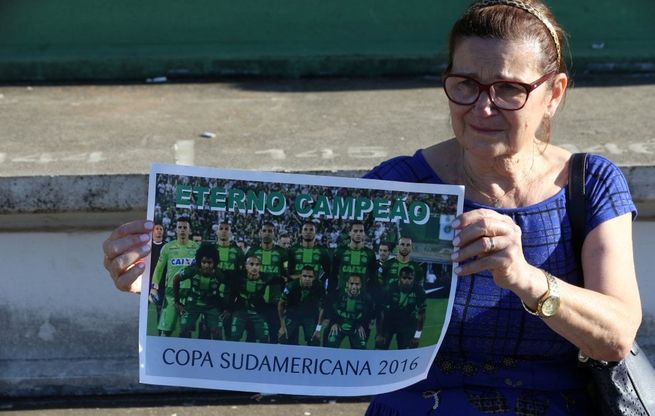 Aereo precipitato in Colombia, i tifosi Chapecoense in lacrime davanti allo stadio