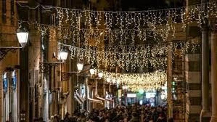 Natale, lo shopping va nonostante l’inflazione e il caro pandolce