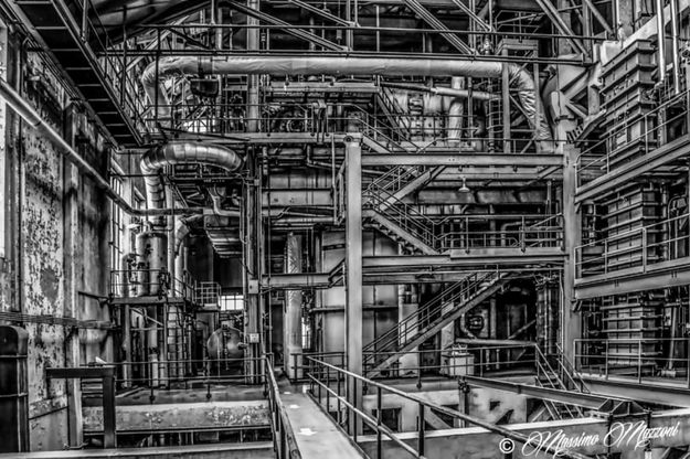 Acciaio e silenzio: viaggio nell'ex fabbrica elettrica