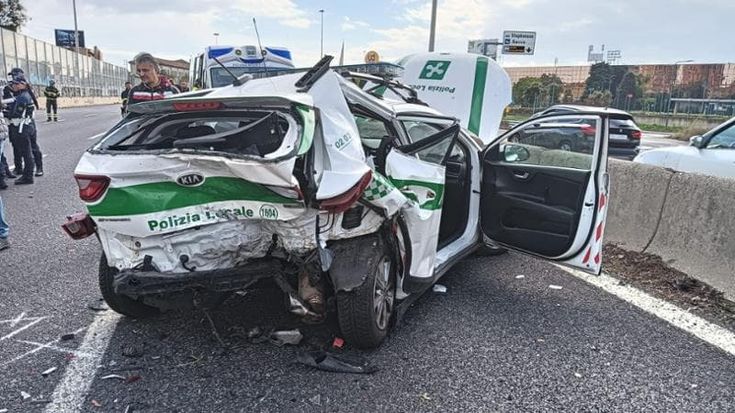 Maxi tamponamento sul cavalcavia del Ghisallo a Milano: coinvolte due auto dei vigili, sei feriti tra cui degli agenti