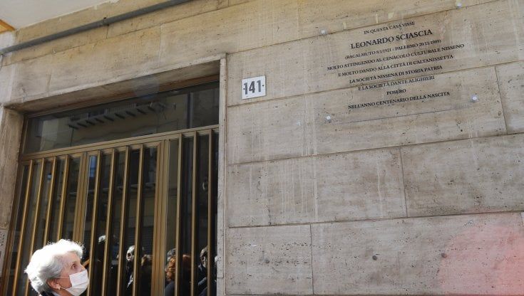 Una targa nella casa del "Giorno della civetta". La figlia di Sciascia: "Qui siamo stati felici"