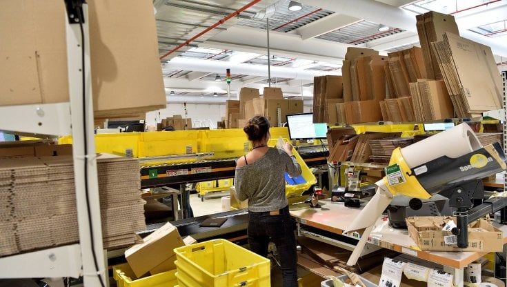Cena da Cracco e regali per le trasferte: dipendenti Amazon scoperti e licenziati